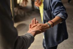 Auf das Mindset kommt es an: Wie unsere Einstellungen über Armut unsere Hilfsbereitschaft beeinflussen.