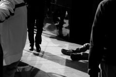 Sind wir denn alle zusammen Feiglinge? Warum niemand im Beisein anderer helfend eingreift