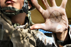 Feind oder Freund? Warum Normen und Gruppenzugehörigkeit über Krieg und Frieden mitentscheiden