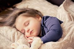 Schlaf, Licht und unsere innere Uhr – Wie uns Licht helfen kann, besser zu schlafen