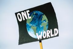 Global verbunden, global aktiv? Wie eine globale Identität mit Klimaschutz zusammenhängt