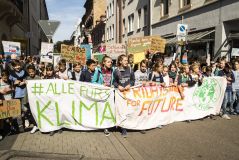 „Wir sind hier, wir sind laut, weil ihr uns die Zukunft klaut!“ – Warum engagieren sich Menschen gemeinsam für den Umweltschutz?