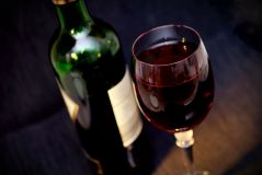 Erhöhter Alkoholkonsum durch Corona-Pandemie: Wie Evaluative Konditionierung dein Trinkverhalten beeinflussen kann