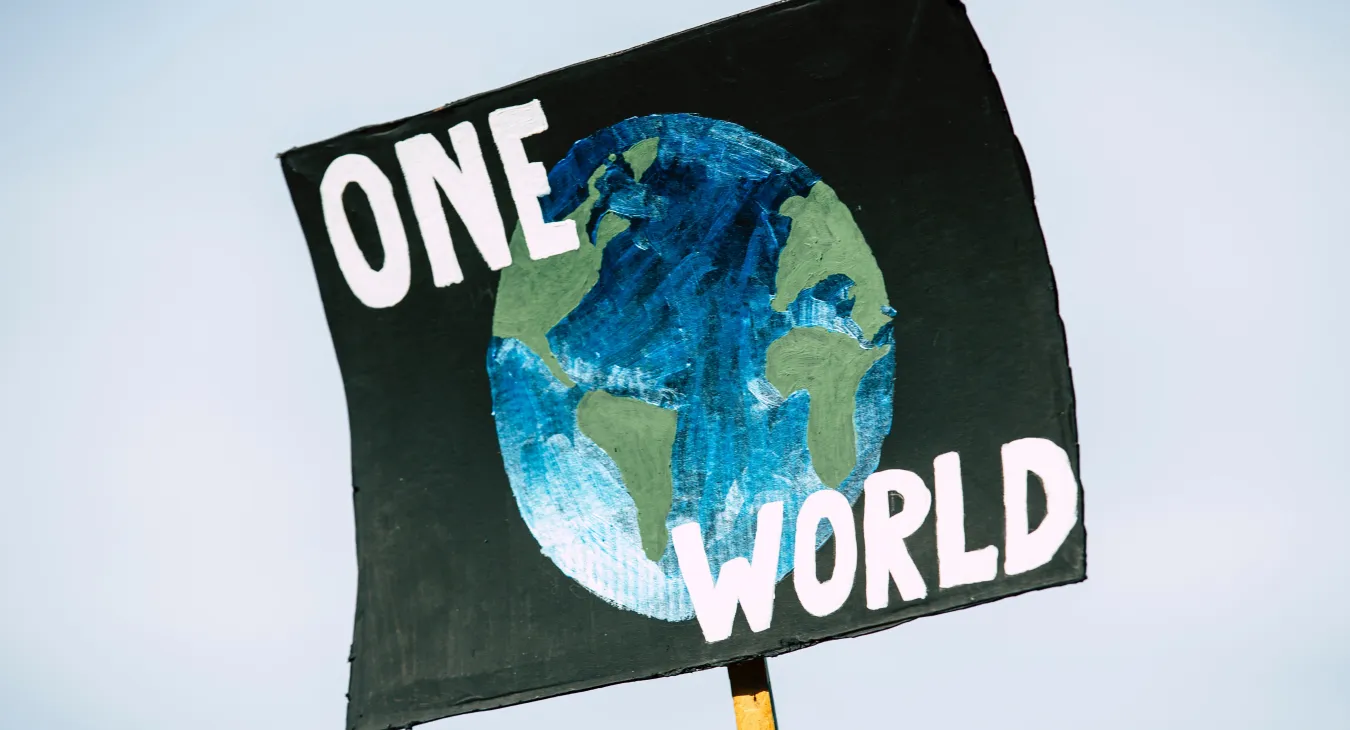 Global verbunden, global aktiv? Wie eine globale Identität mit Klimaschutz zusammenhängt